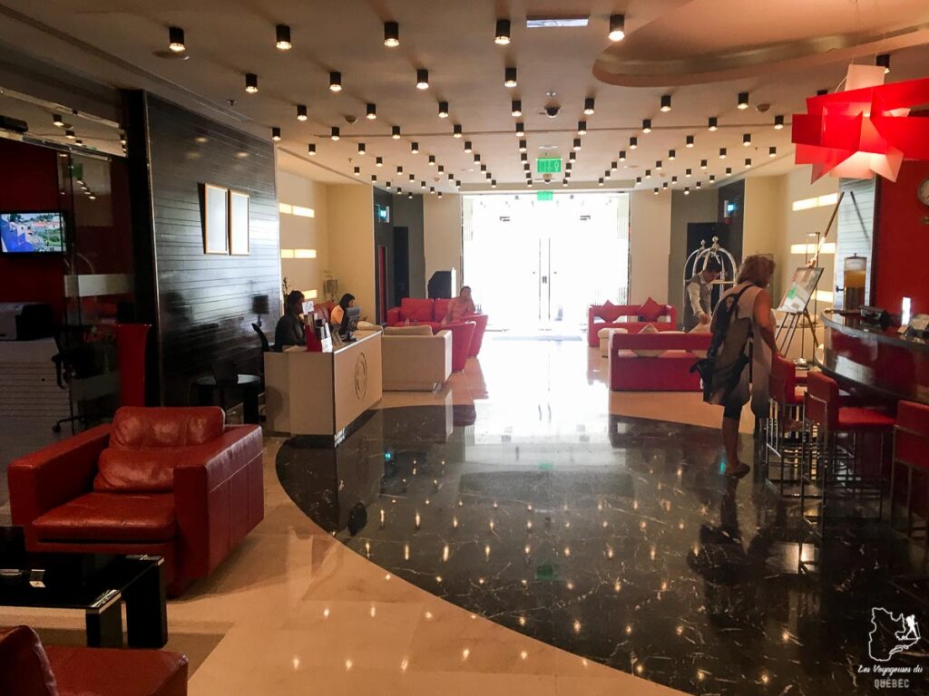 L'hôtel Ramada, un endroit où dormir à Doha dans notre article Visiter Doha au Qatar : Que faire pendant une escale à Doha de 24 heures #doha #qatar #voyage #escale