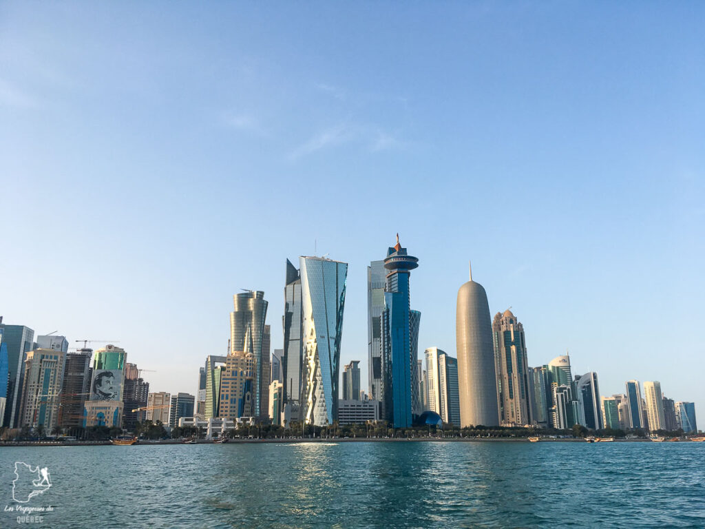 La skyline qu'on voit bien à partir du Dhows dans notre article Visiter Doha au Qatar : Que faire pendant une escale à Doha de 24 heures #doha #qatar #voyage #escale