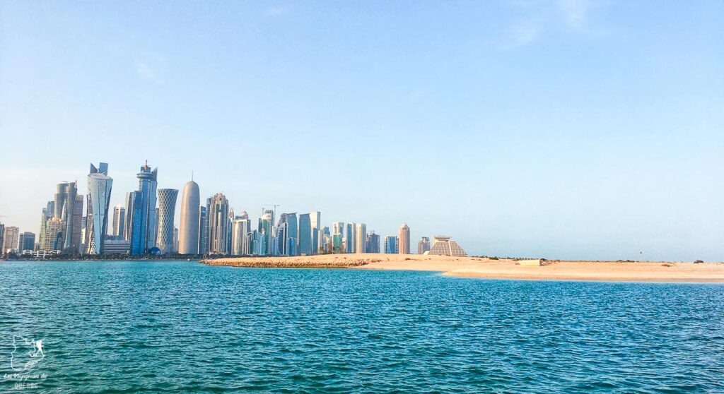 La skyline de Doha dans notre article Visiter Doha au Qatar : Que faire pendant une escale à Doha de 24 heures #doha #qatar #voyage #escale