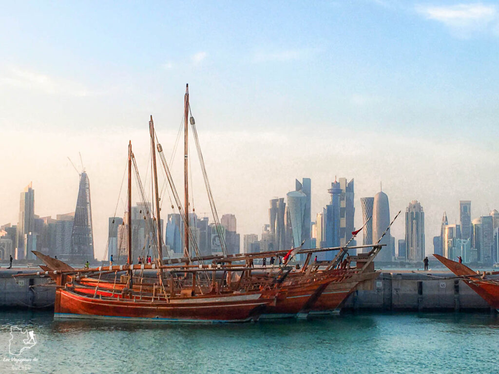 Les Dhows qui permettent de s'approcher de la skyline dans notre article Visiter Doha au Qatar : Que faire pendant une escale à Doha de 24 heures #doha #qatar #voyage #escale
