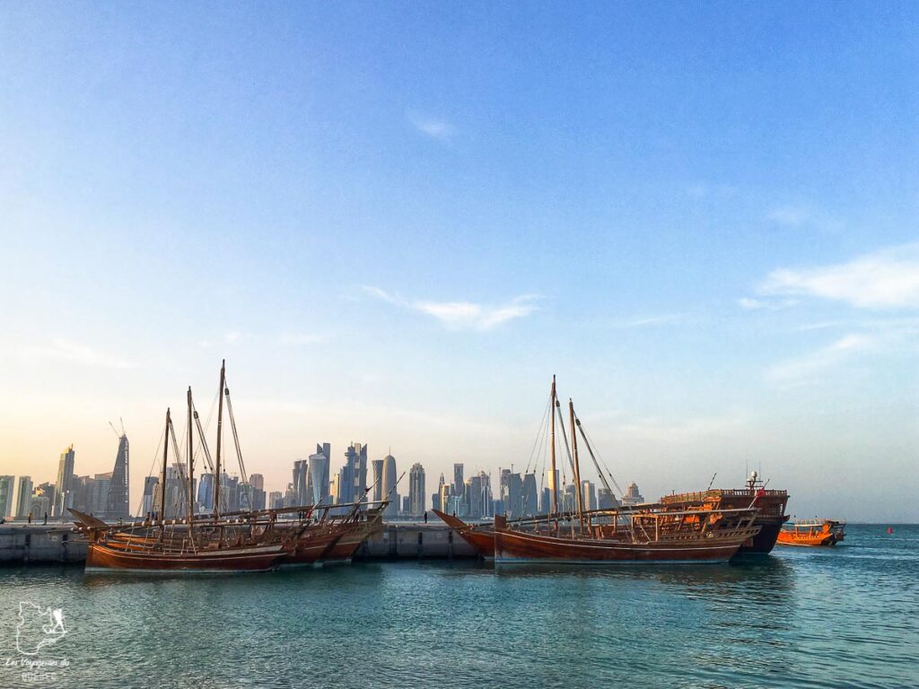 La skyline et les Dhows à Doha dans notre article Visiter Doha au Qatar : Que faire pendant une escale à Doha de 24 heures #doha #qatar #voyage #escale