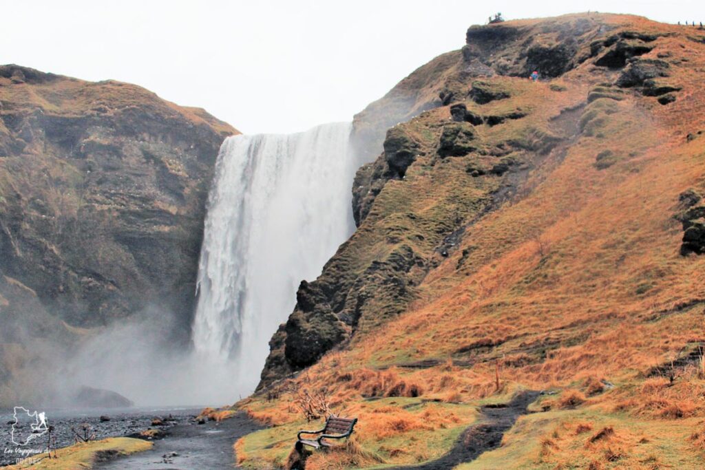 La chute Skogafoss, un incontournable à visiter en Islande dans notre article Visiter l’Islande : quoi faire et voir en 4 jours seulement #islande #europe #voyage