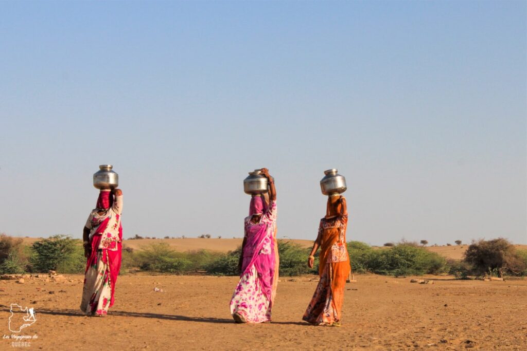 Femmes du désert de Thar au Rajasthan dans notre article Visiter le Rajasthan en Inde : Itinéraire et conseils pour un voyage dans cet État du Nord de l’Inde #rajasthan #inde #itineraire #voyage