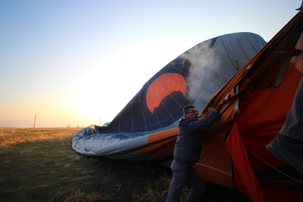 Atterrissage du ballon dans notre article Vol en montgolfière au lever du soleil en Cappadoce dans notre article Montgolfière en Cappadoce en Turquie : Expérience et astuces pour organiser son vol #montgolfière #ballon #cappadoce #turquie #voyage