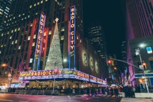 Salle de spectacle du Radio City Music Hall de New York dans notre article 5 destinations incontournables pour voir une comédie musicale dans le monde #étatsunis #allemagne #tokyo #singapour #londres #comediemusicale #spectacle
