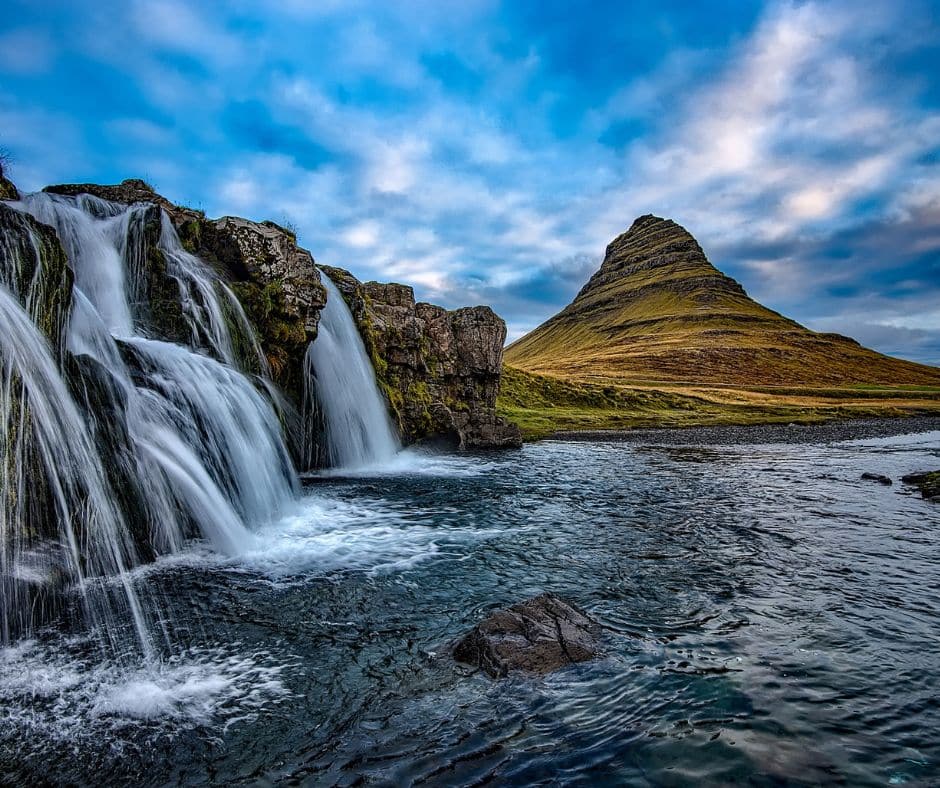 Célèbre sommet du Kirkjufell avec ses cascades d'eau dans notre article 5 jours en Islande : Road trip en dehors des itinéraires classiques #islande #roadtrip #europe