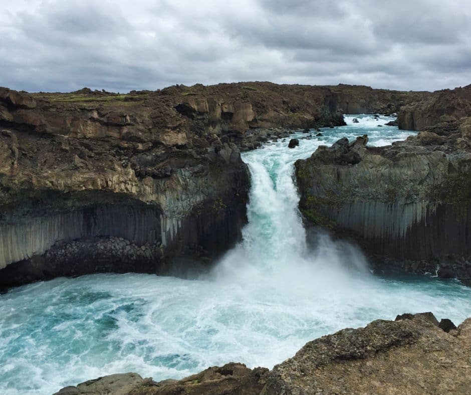 Cascade d'eau à voir en voyage en Islande dans notre article 5 jours en Islande : Road trip en dehors des itinéraires classiques #islande #roadtrip #europe
