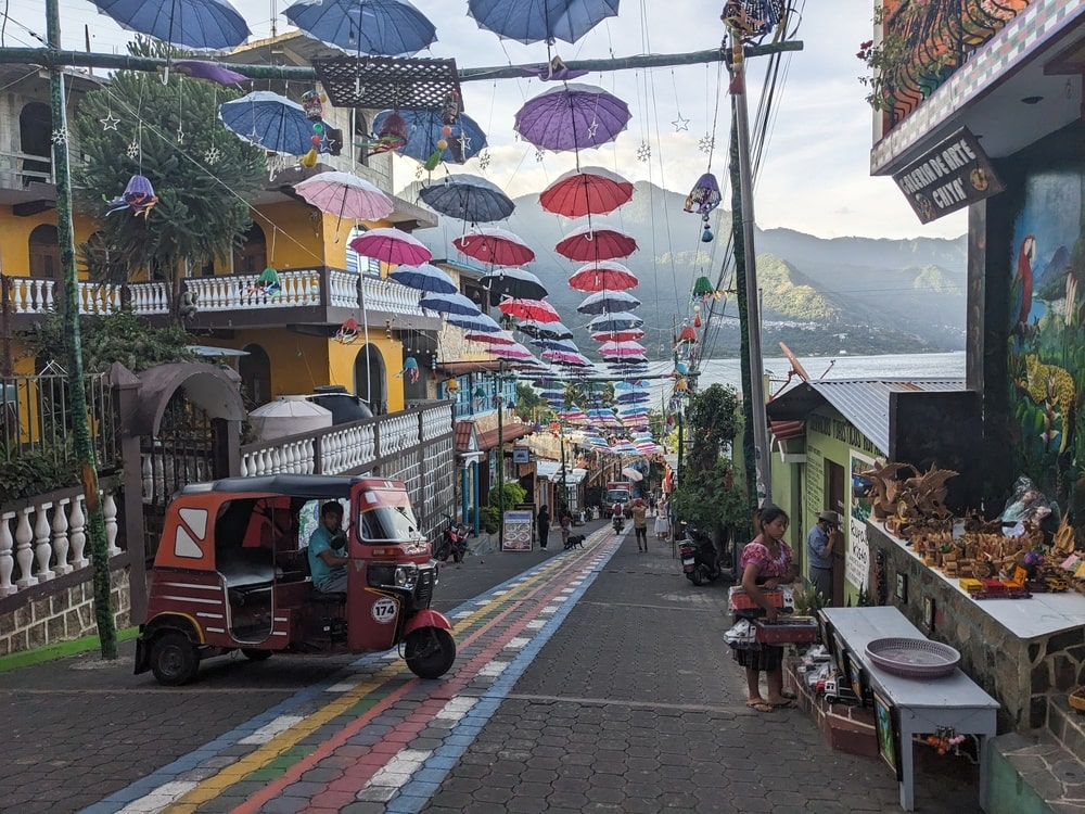 San Juan la Laguna au Guatemala dans notre voyage en groupe entre femmes organisé entre Voyageuses du Québec au Guatemala #voyage #femme #voyageorganise #ameriquecentrale
