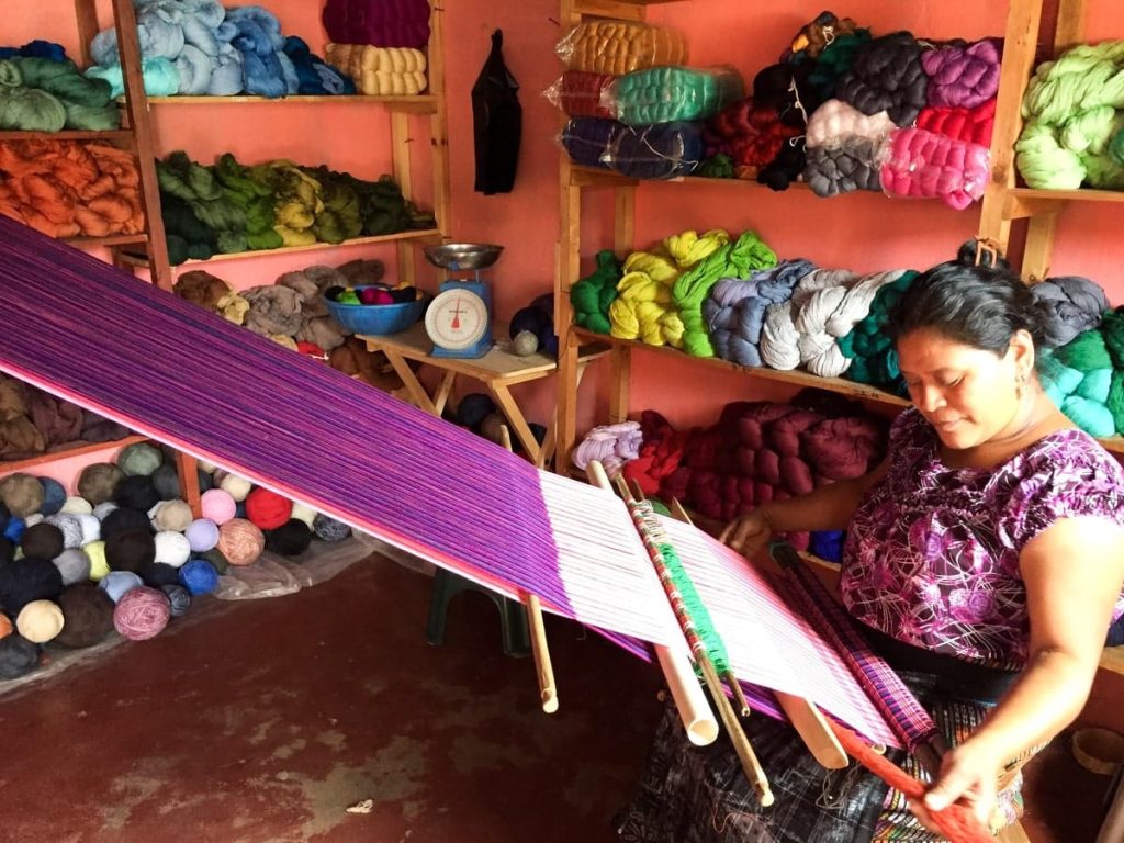 Coopérative de tissage au village de San Juan la Laguna au lac Atitlan au Guatemala dans notre voyage en groupe entre femmes #guatemala #voyage #femme #voyageorganise #ameriquecentrale