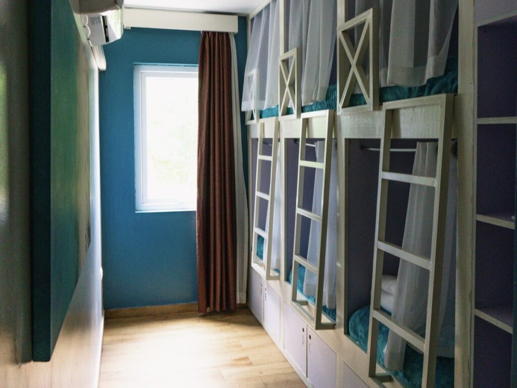 Hébergement en dortoir à Curaçao pour le Voyage organisé sur l'île de Curaçao entre femmes #curacao #antilles #caraibes #voyageentrefemmes #voyage #voyagedegroupe #voyageorganise