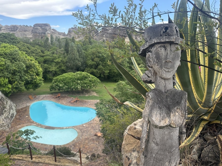 Hébergement avec piscine à Isalo dans notre Voyage à Madagascar organisé en petit groupe de femmes #Madagascar #voyageentrefemmes #voyage #voyagedegroupe #voyageorganise