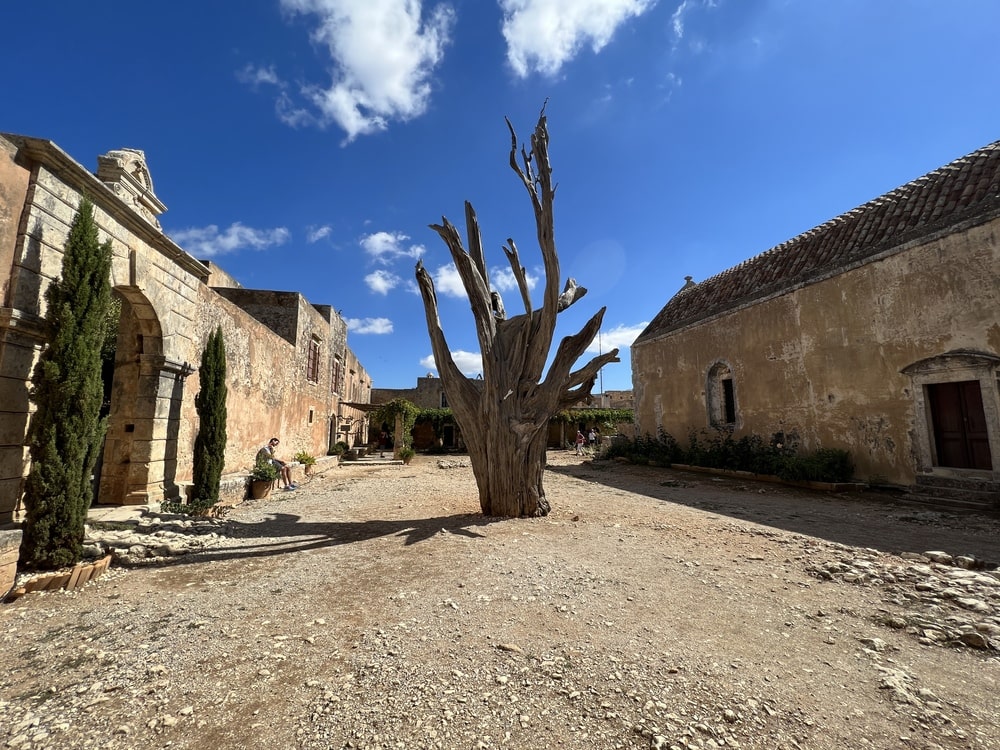 Monastère d'Arkadi sur l'île de Crète à voir lors de notre voyage organisé en Grèce avec les Voyageuses du Québec #crete #grece #voyage #femme #voyageorganise #europe
