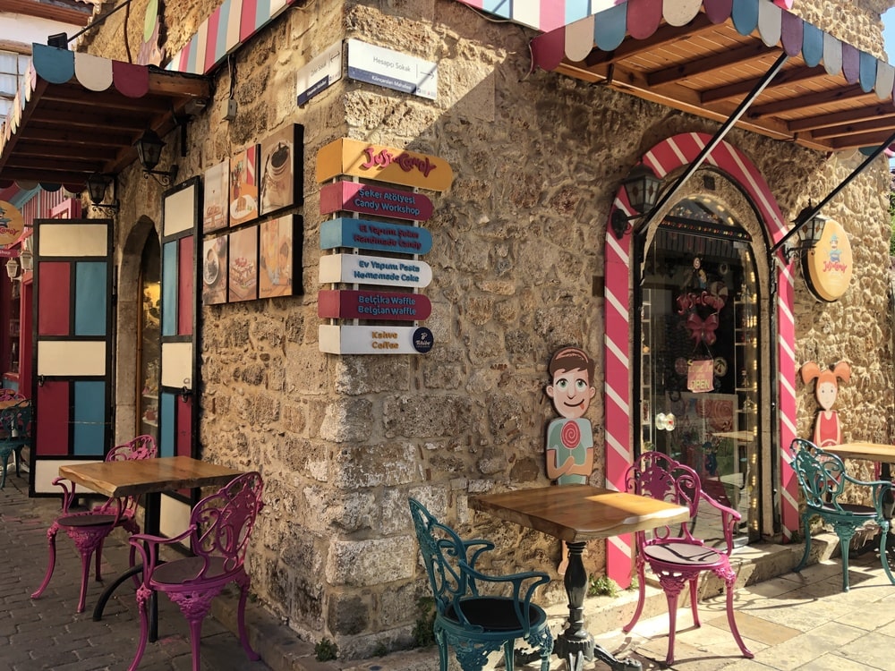 Petit café à Antalya en Turquie dans notre voyage en groupe entre femmes organisé entre Voyageuses du Québec en Turquie #turquie #voyage #femme #voyageorganise #europe #asie