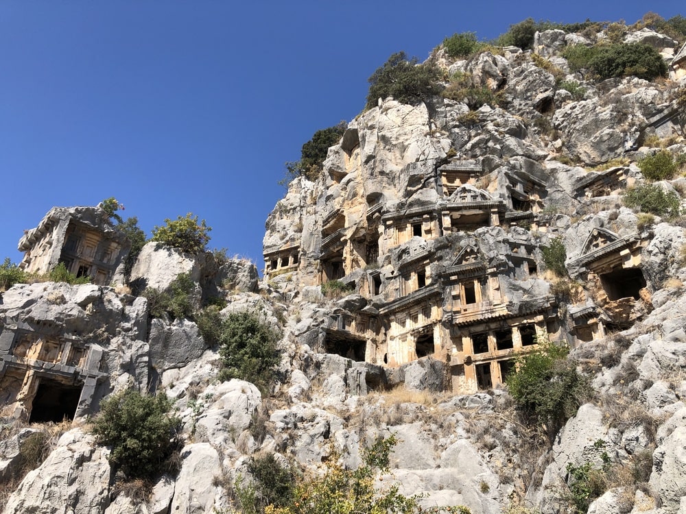 Tombeaux rupestres lycéens de Myre en Turquie dans notre voyage en groupe entre femmes organisé entre Voyageuses du Québec en Turquie #turquie #voyage #femme #voyageorganise #europe #asie