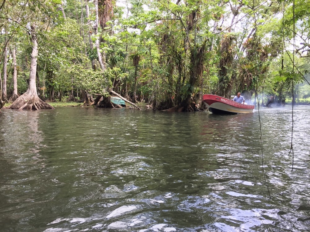 Rio Dulce au Guatemala dans notre voyage en groupe entre femmes au Guatemala #guatemala #voyage #femme #voyageorganise #ameriquecentrale