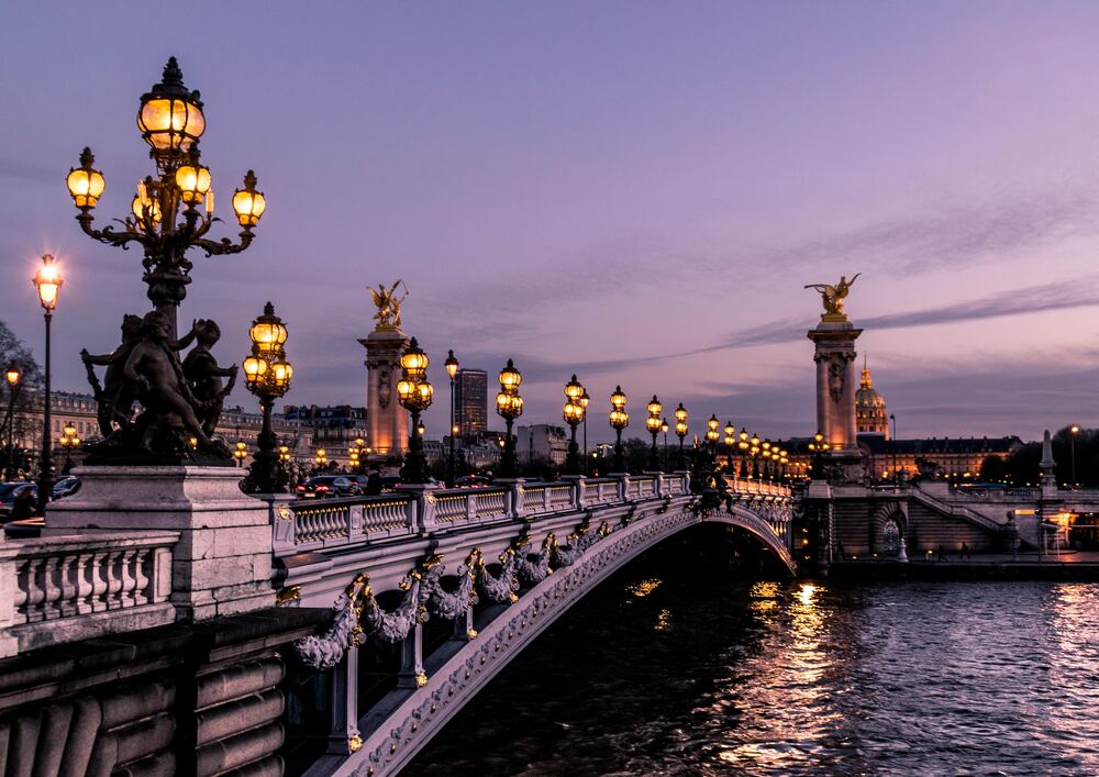 Balade au bord de la Seine à Paris lors du séjour les voyageuses du Québec en voyage organisé entre femmes #paris #france #mode #voyageorganise #voyageentrefemmes