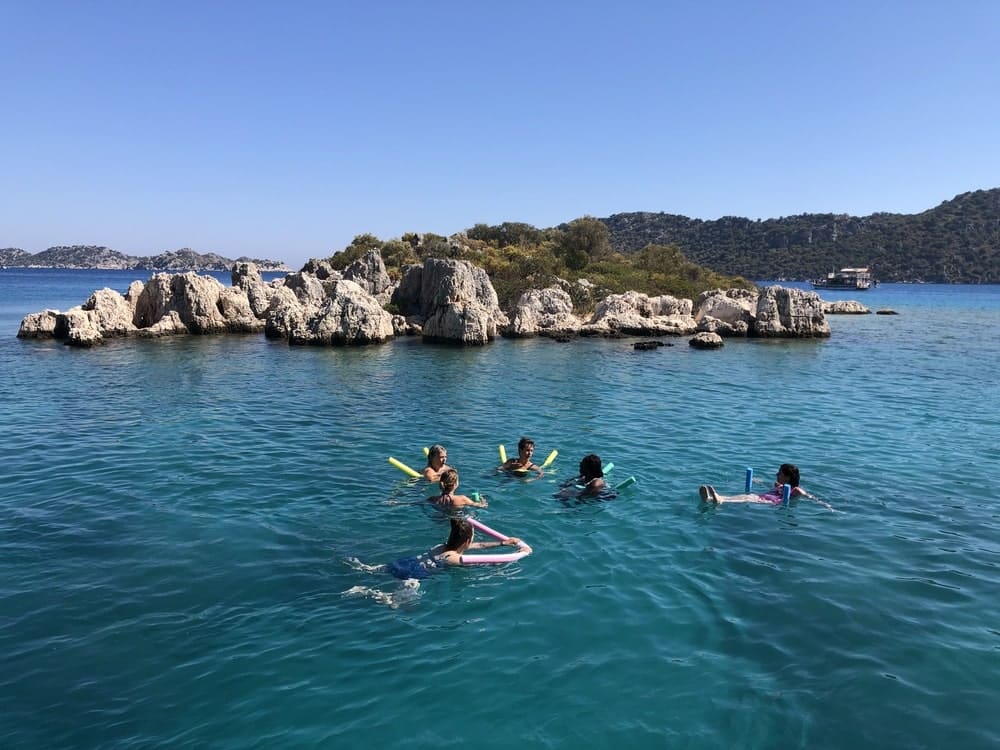 Les femmes peuvent se baigner dans la baie de Kekova pendant leur voyage organisé entre femmes avec les voyageuses du québec en Turquie #turquie #voyage #femme #voyageorganise #europe #asie