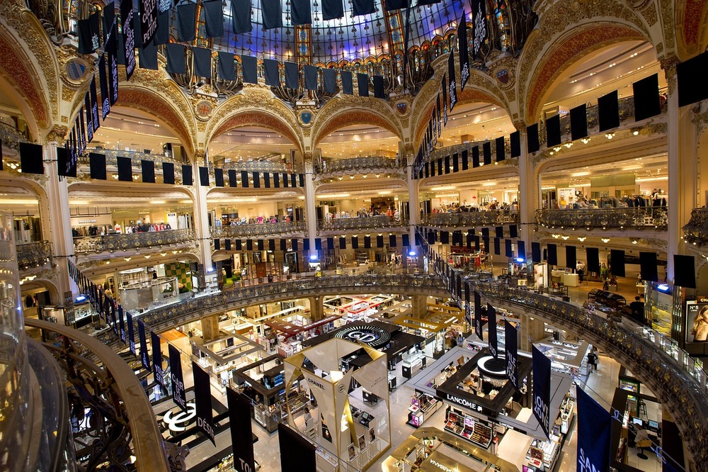 Galeries Lafayette à Paris un arrêt incontournable prévu lors de notre itinéraire à Paris en petit groupe organisé pour un voyage mode #paris #france #mode #voyageorganise #voyageentrefemmes