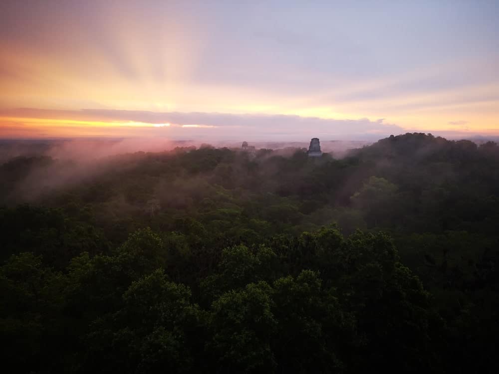 Lever de soleil depuis une pyramide de Tikal au Guatemala à voir en voyage de groupe Les voyageuses du Québec #guatemala #voyage #femme #voyageorganise #ameriquecentrale
