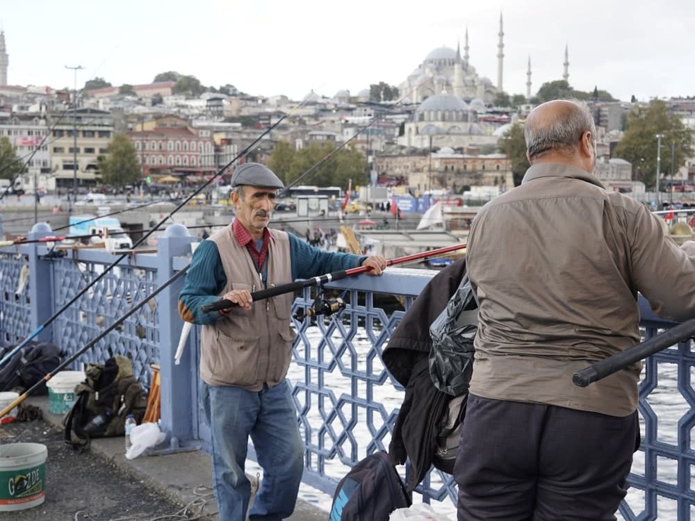 Nombreux pêcheurs sur le pont de Galata dans la ville de Istanbul en Turquie, en voyage organisé en petit groupe de femmes #turquie #voyage #femme #voyageorganise #europe #asie