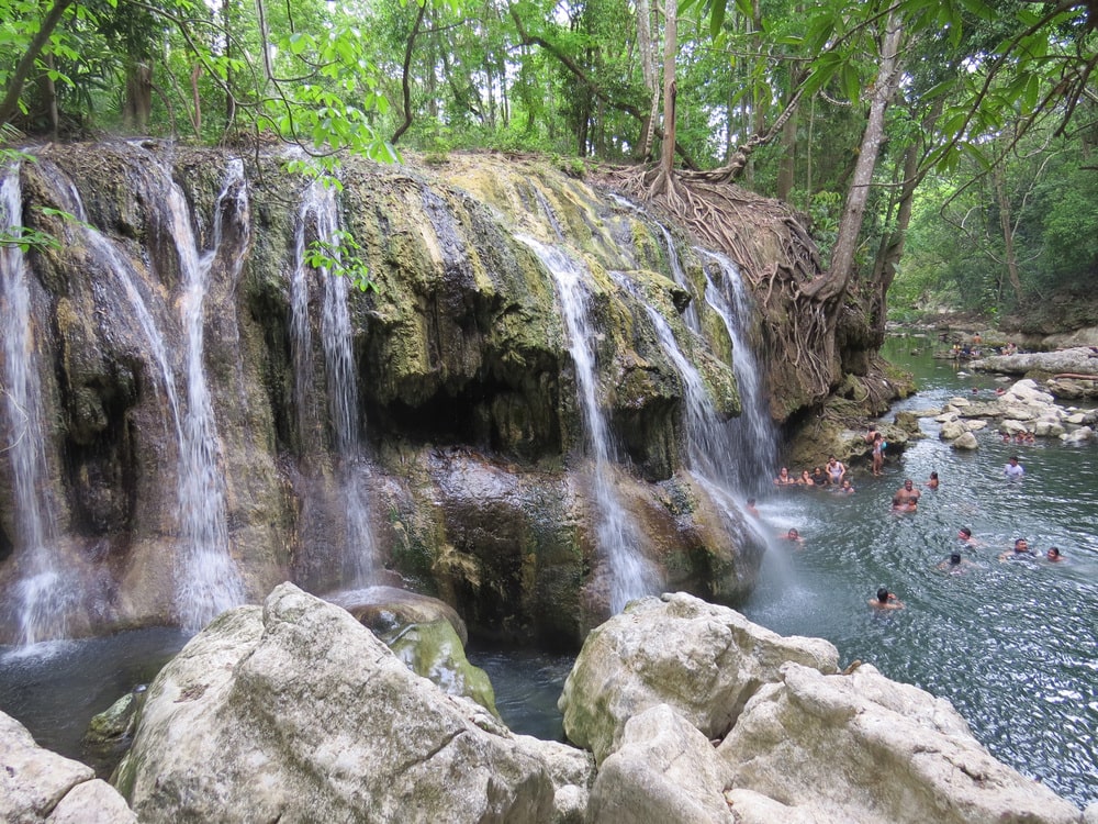 Baignade dans une source chaude au Rio Dulce lors de notre voyage avec Les voyageuses du Québec en voyage au Guatemala #guatemala #voyage #femme #voyageorganise #ameriquecentrale
