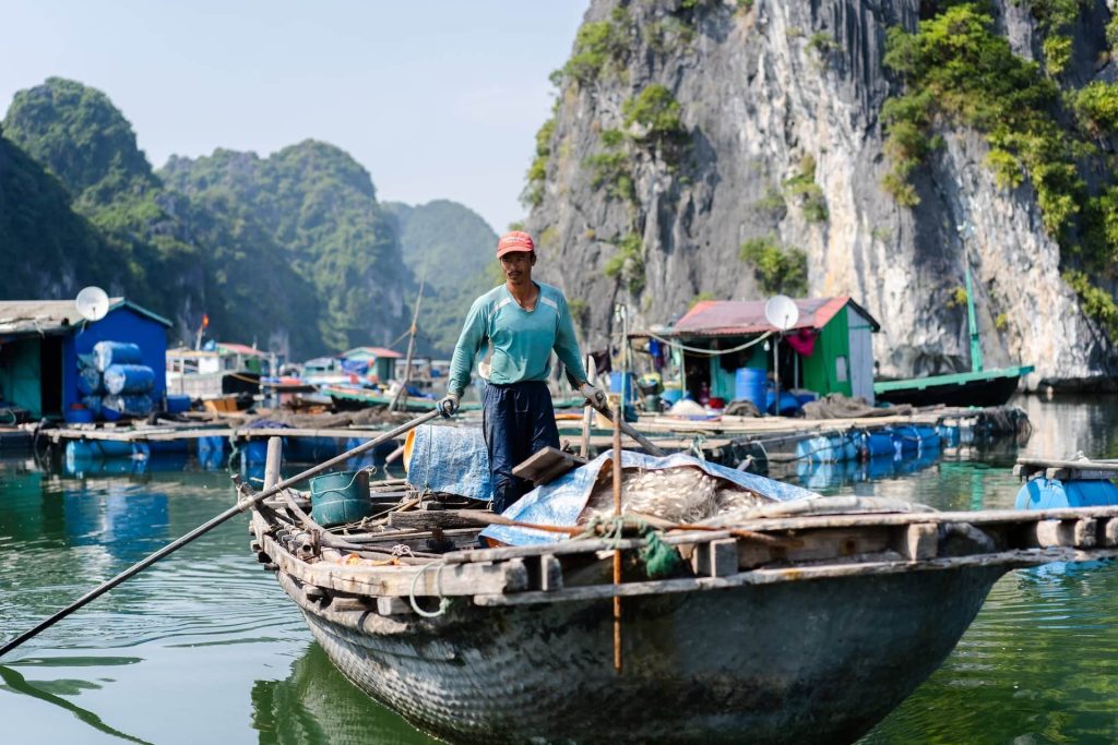 Village flottant Cat Ba dans notre Voyage organisé au Vietnam entre femmes #vietnam #voyageentrefemmes #voyage #voyagedegroupe #voyageorganise