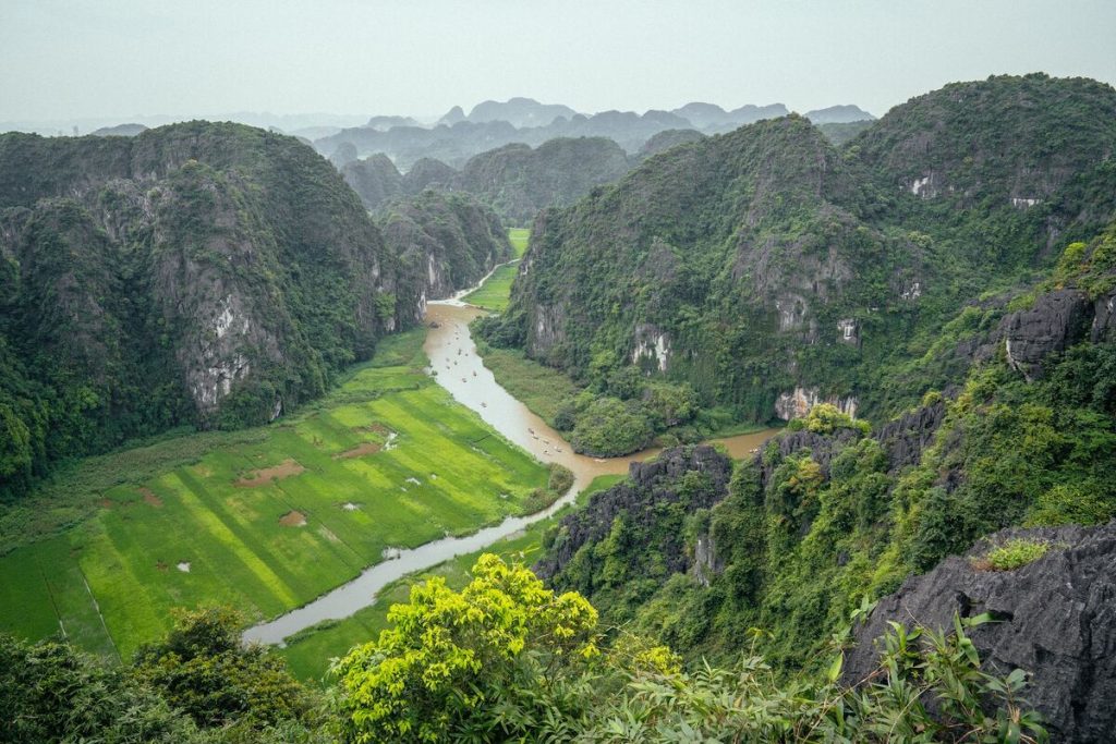 Paysage de Ninh Binh à voir lors du voyage en petit groupe organisé avec l'agence de voyage les voyageuses du Québec #vietnam #voyageentrefemmes #voyage #voyagedegroupe #voyageorganise