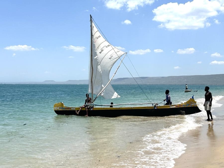Bateau sur la mer dans le Sud de Madagascar dans notre Voyage à Madagascar organisé en petit groupe de femmes #Madagascar #voyageentrefemmes #voyage #voyagedegroupe #voyageorganise