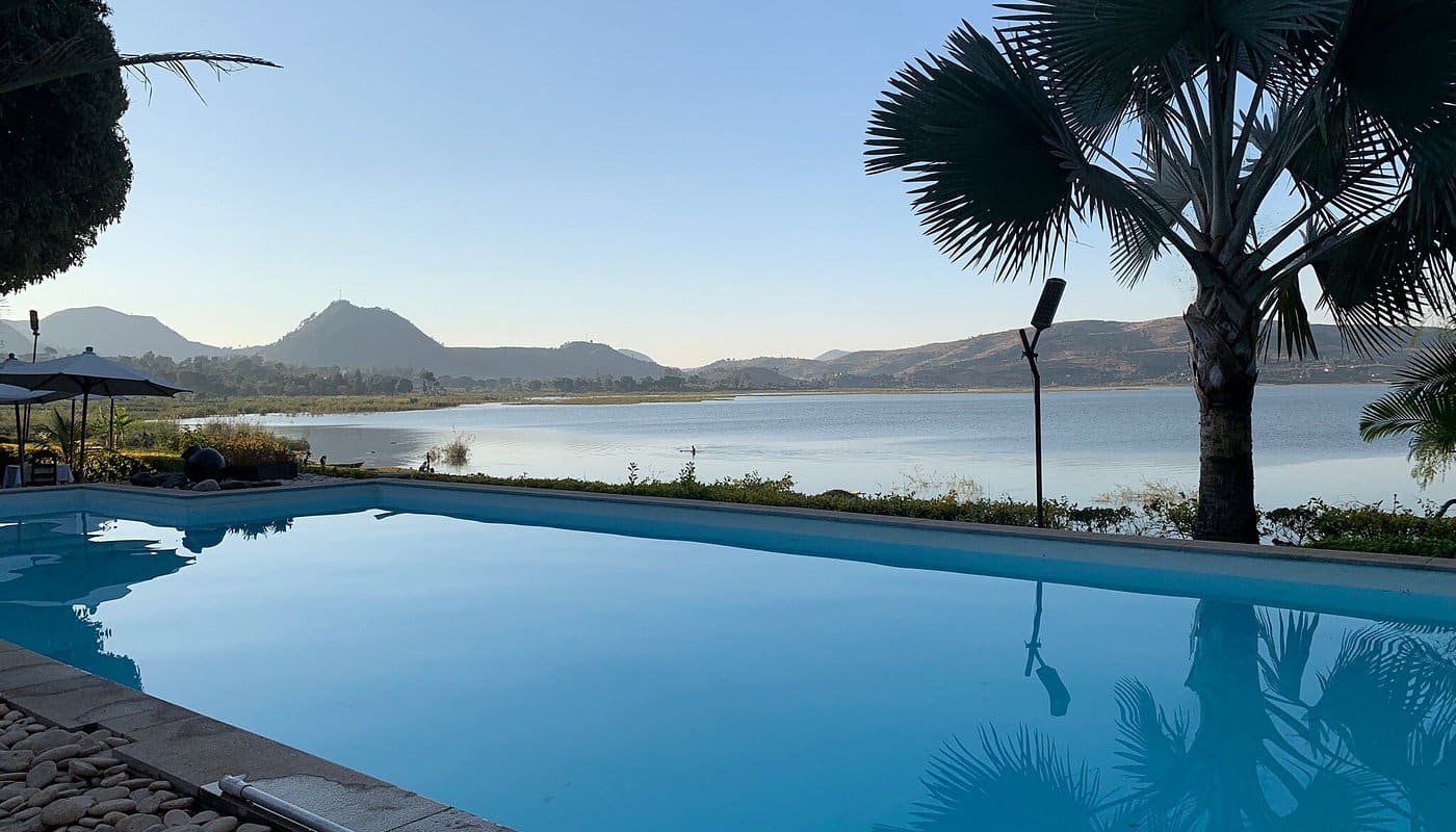 Piscine de l'hébergement à Ampefy à Madagascar dans notre Voyage en petit groupe organisé #Madagascar #voyageentrefemmes #voyage #voyagedegroupe #voyageorganise