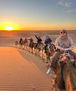 Faire une balade dans le désert du Sahara avec les femmes de notre groupe en voyage au Maroc #maroc #afriquedunord #voyage #voyageorganise #voyageentrefemmes