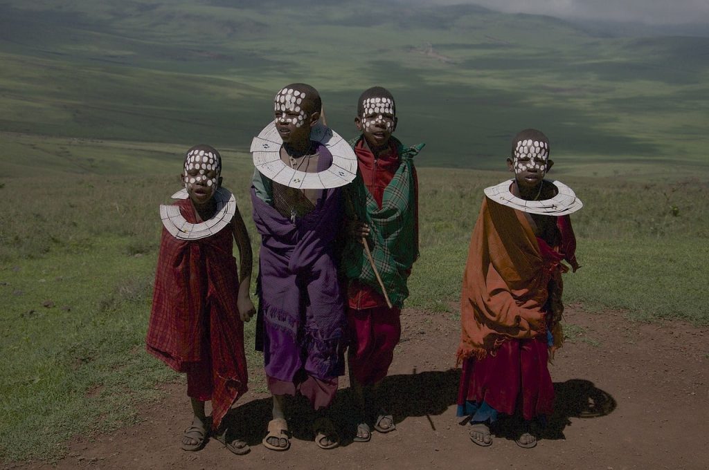 Enfants maasai lors du voyage en petit groupe de femme en Tanzanie #Tanzanie #safari #voyageentrefemmes #voyage #voyagedegroupe #voyageorganise