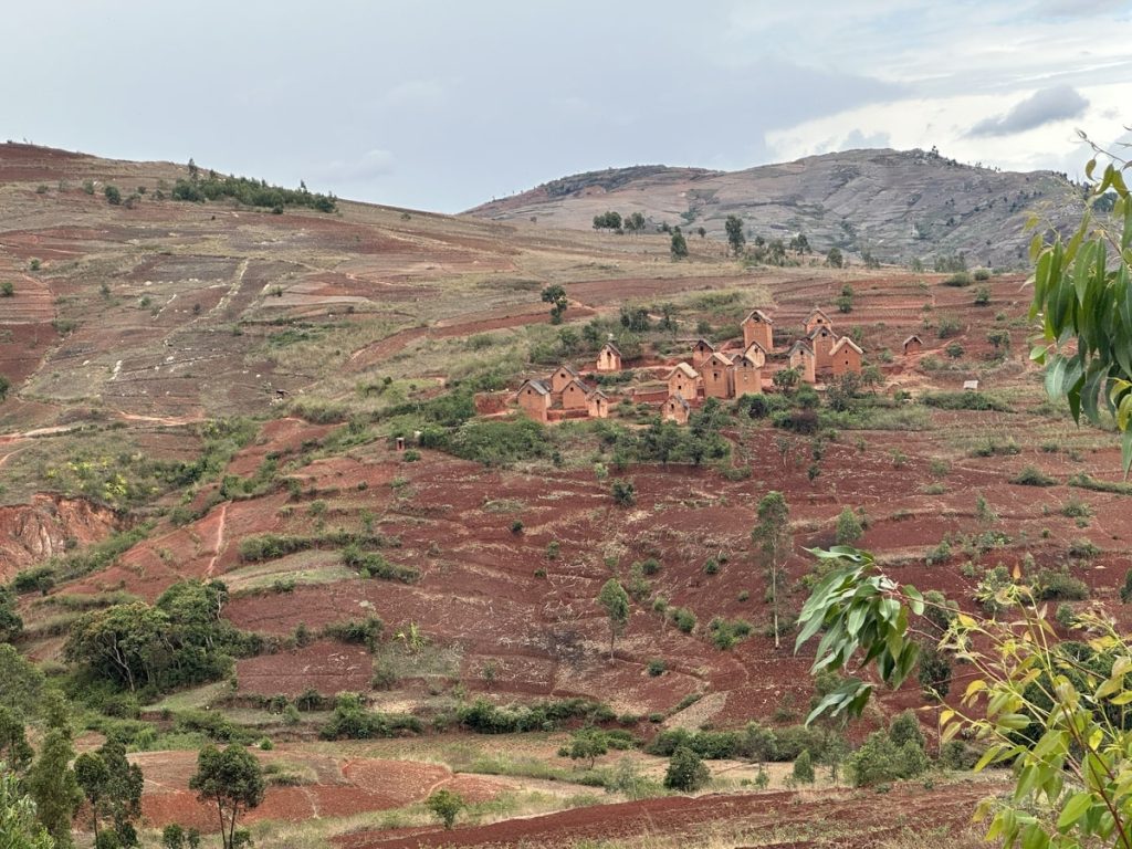 Village aperçu sur la route vers Fianarantsoa pendant le voyage organisé à Madagascar avec les voyageuses du Québec #Madagascar #voyageentrefemmes #voyage #voyagedegroupe #voyageorganise