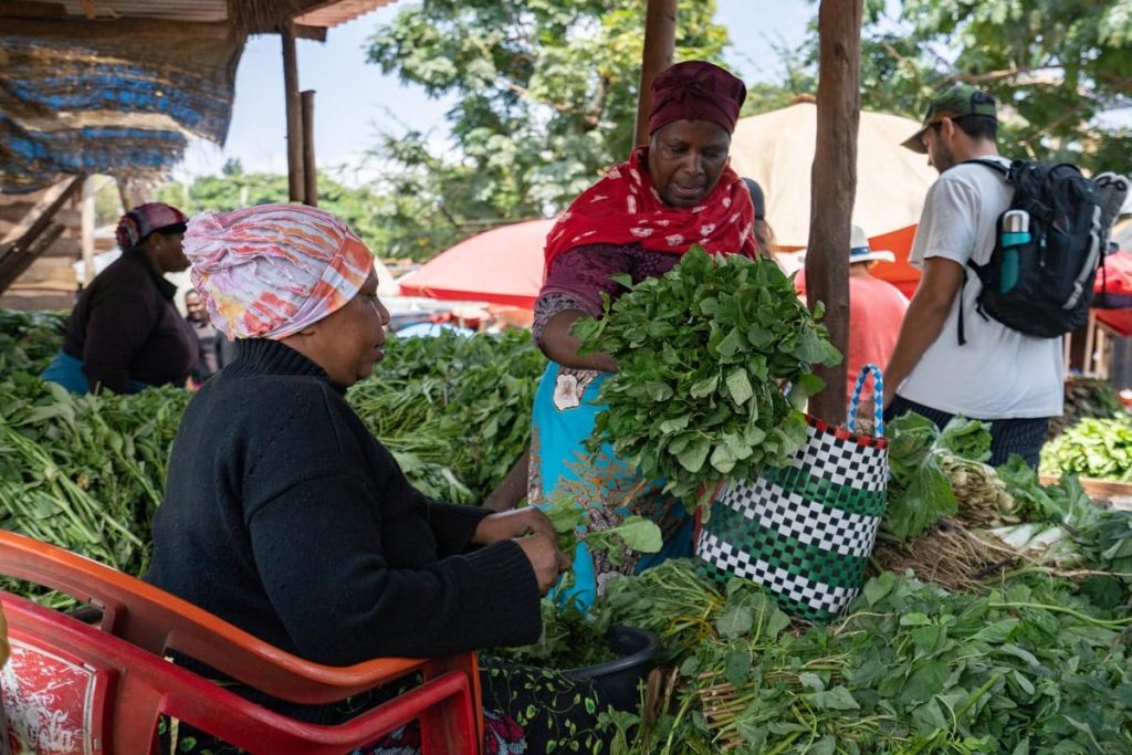 En voyage en Tanzanie avec les participantes du groupe de femmes on visite les marchés locaux #Tanzanie #safari #voyageentrefemmes #voyage #voyagedegroupe #voyageorganise