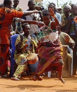 Danse traditionnelle au Bénin à voir lors d'un voyage en petit groupe organisé #benin #afrique