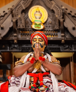 Danseur traditionnel Kathakali à Cochin, dans notre Voyage en Inde du sud organisé en petit groupe de femmes #Inde #Indedusud #voyageentrefemmes #voyage #voyagedegroupe #voyageorganise