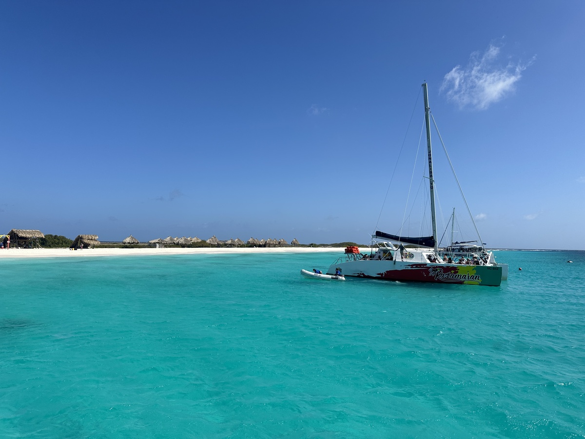 Catamaran sur les eaux turquoises de Curaçao entre femmes en voyage organisé #curacao #antilles #caraibes #voyageentrefemmes #voyage #voyagedegroupe #voyageorganise